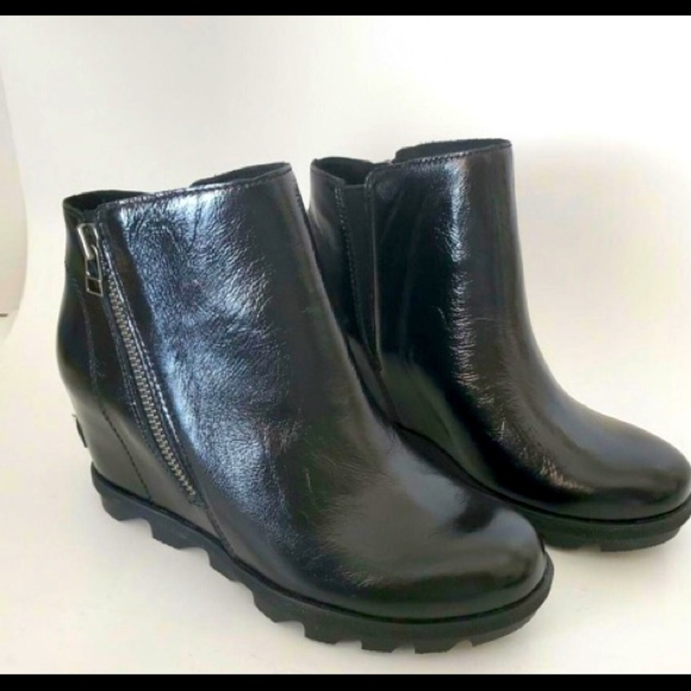 Worn once. Joan of Arctic Wedge II
Size 7.5
ZIP INTO AN ESSENTIAL